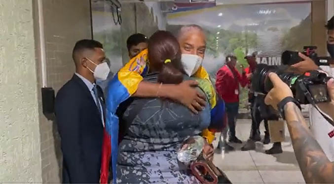 Yulimar Rojas llega a Venezuela: «El primer abrazo de mamá» (Video)