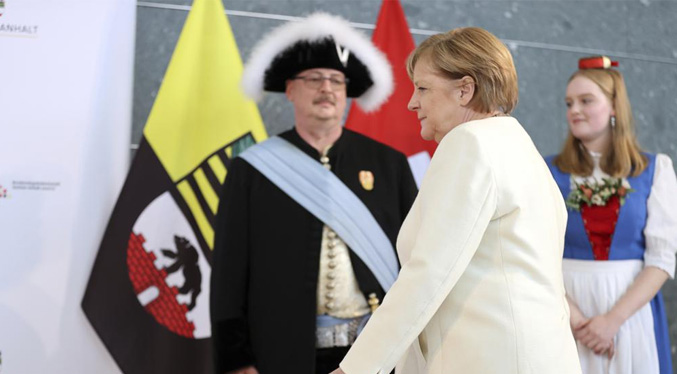 Merkel: Alemanes deben seguir trabajando por la democracia