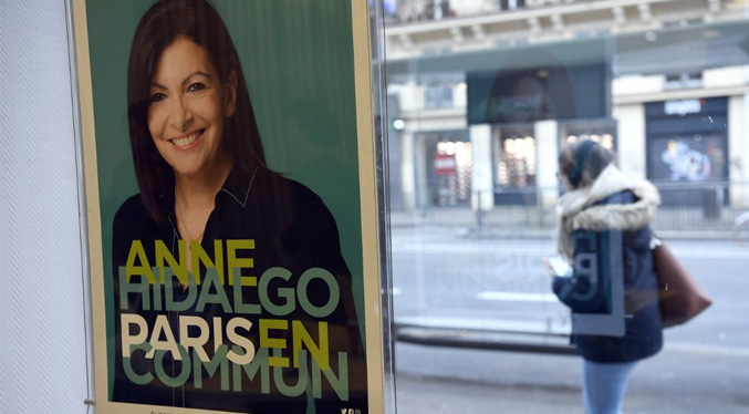 Alcaldesa de París: En 10 años no habrá producción de vehículos con gasolina