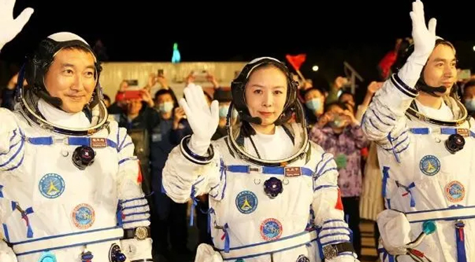 Astronautas chinos llegan a la estación espacial para la misión más larga de su país