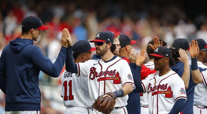 Bravos derrota a Cerveceros y se pone a un triunfo de la Serie de Campeonato