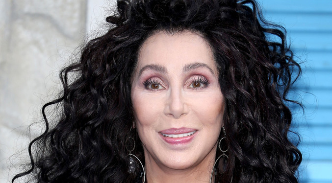 Cantante Cher demanda a exdiputada de California