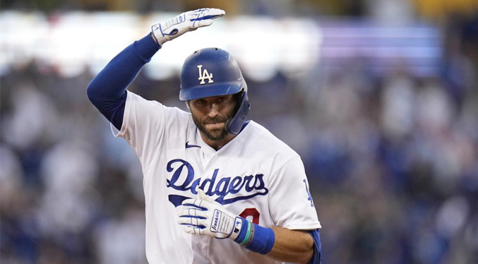 Taylor pega 3 jonrones; Dodgers sobreviven ante Bravos