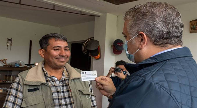 Duque entrega la primera tarjeta del Estatuto de Protección a un venezolano