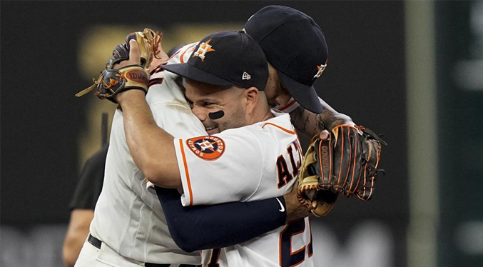 Correa y Altuve dan triunfo a Astros, al iniciar Serie de Campeonato