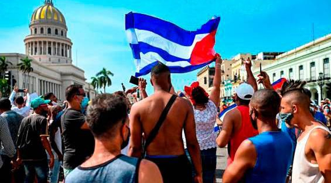 Condenan a 10 años a hombre que rompió foto de Fidel en una protesta en Cuba