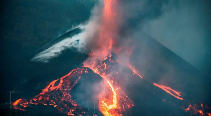 Volcán de La Palma aumenta la altura de las coladas