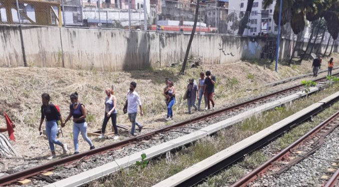 Usuarios caminaron por los rieles del Metro de Caracas tras fallas eléctricas