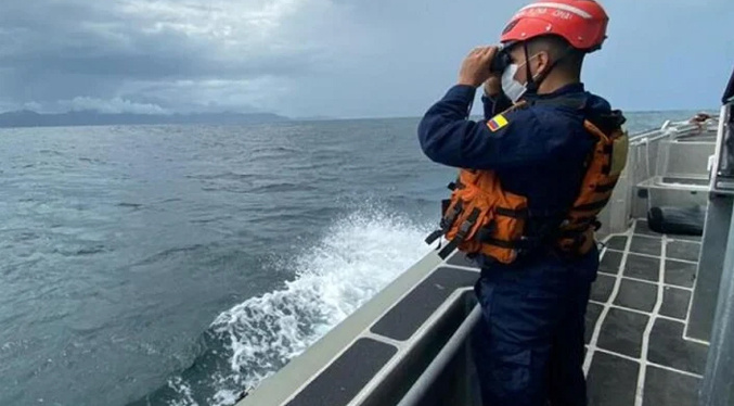 Rescatan a 21 migrantes de un barco que naufragó cuando iba de Colombia a Panamá