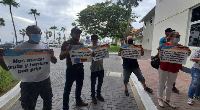 Venezolanos protestan ante el Parlamento de Aruba por la reapertura de la frontera