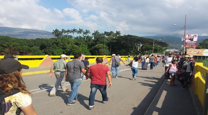 Habilitan con un plan piloto el paso peatonal por el puente Simón Bolívar