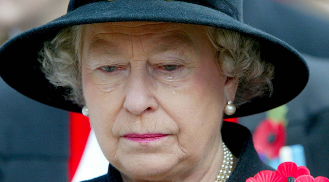 La Reina Isabel II no acudió a misa y continúa el descanso
