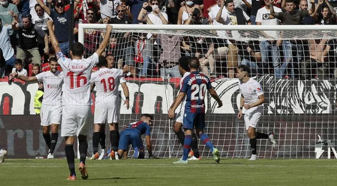 El Sevilla se asienta en lo alto en un partido de hemorragia