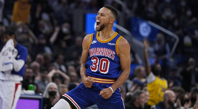 Stephen Curry anota 45 puntos y Warriors frenan a Clippers 115-113
