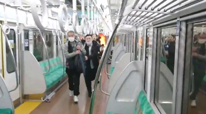 Un hombre disfrazado de Joker hiere con un cuchillo a varios pasajeros en Tokio