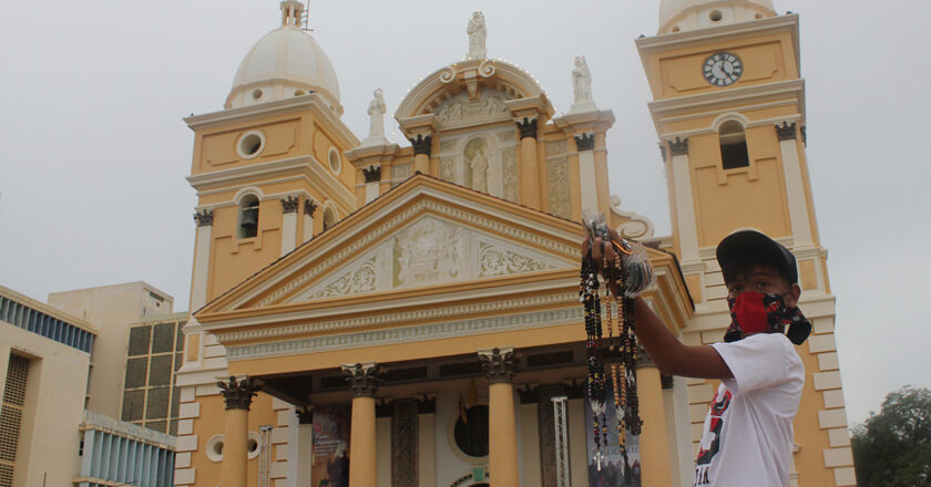 Vendedores de la plazoleta de la Basílica esperan con fe que las ventas mejoren