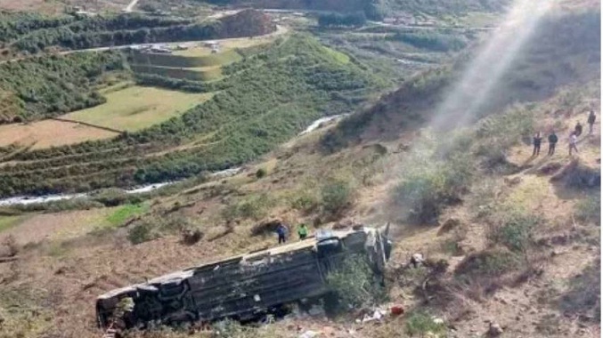 Al menos 11 fallecidos al precipitarse un autobús a un abismo en Ecuador