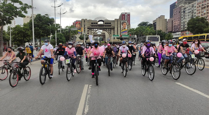 Hacen «bicicletada rosa» en Caracas para concienciar sobre cáncer de mama