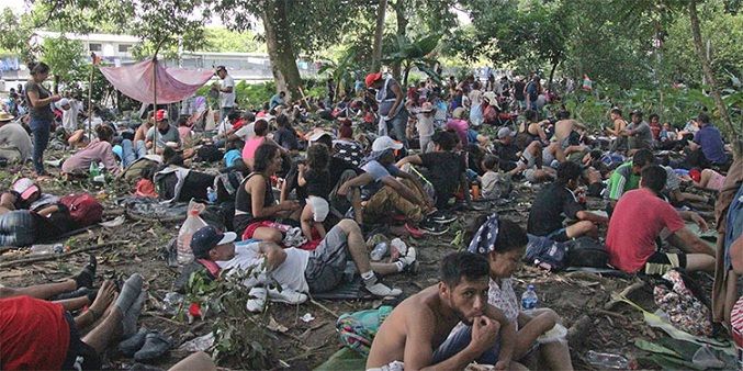 Caravana de migrantes descansa y sana heridas en un municipio del sur de México