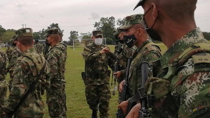 Confirman un militar muerto en explosión de un camión en Colombia