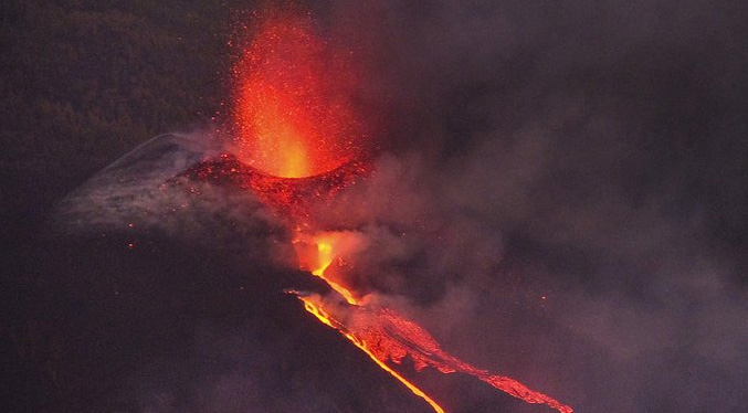 Volcán de La Palma es «mucho más agresivo» dos semanas después de su erupción
