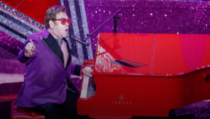 Elton John saca una colección de 16 canciones con algunos artistas