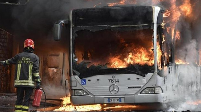 Incendio destruye 30 autobuses públicos en Roma