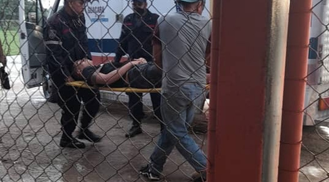 Dos jóvenes lesionados al caer un rayo cerca de un campo de béisbol en Guacara