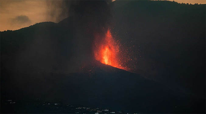 La lava fluye lenta y amenaza áreas en las que se evacuó a 800 personas
