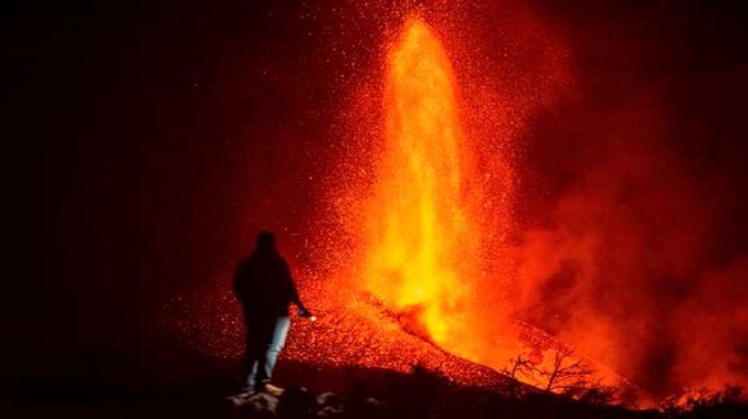 Volcán La Palma: Se derrumba cono y lava amenaza otras poblaciones