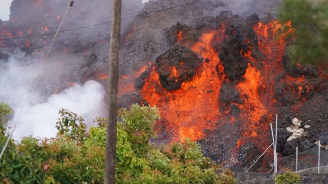Lava del volcán de La Palma supera anchura de 1,2 kilómetros