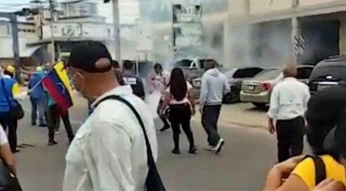 Lanzan bomba lacrimógena en actividad de Manuel Rosales en Ciudad Ojeda