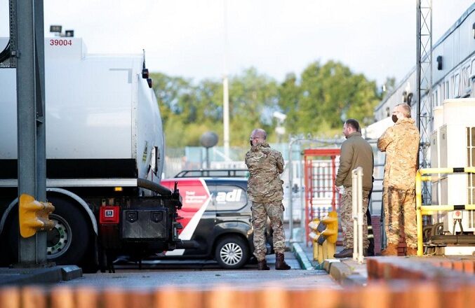 Militares británicos distribuyen gasolina para paliar el desabastecimiento