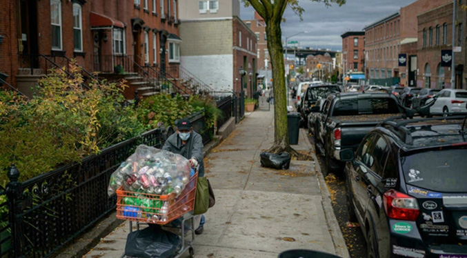 Miles de pobres de Nueva York malviven del reciclaje de latas