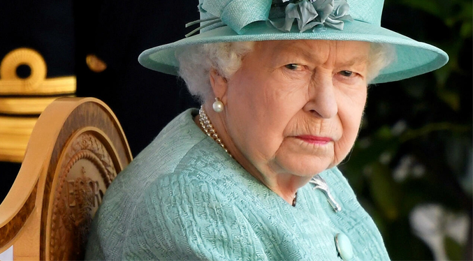 La reina Isabel II es vista caminando por primera vez con un bastón