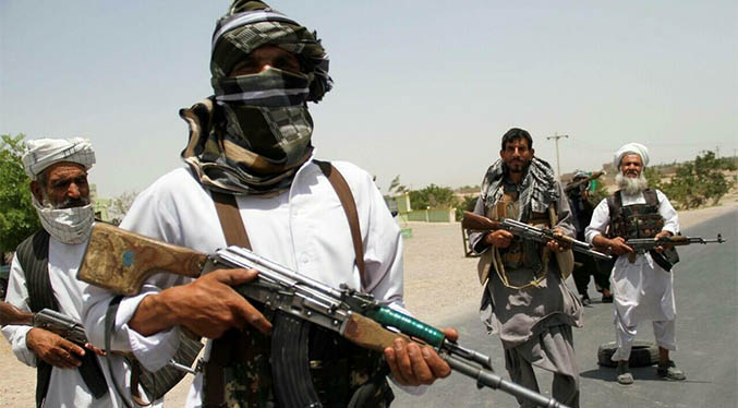 Talibanes lanzan operaciones masivas contra el EI en Afganistán