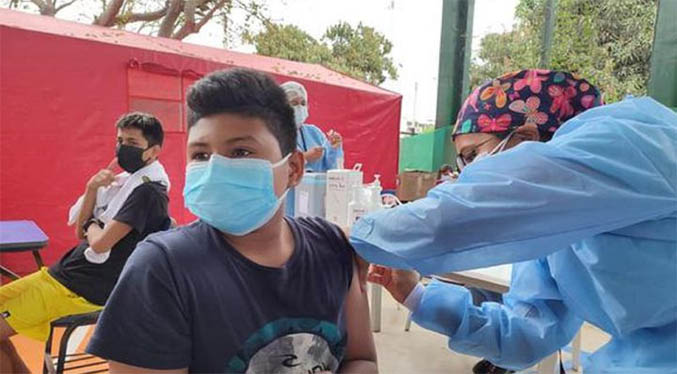 Perú aprueba protocolo para inmunizar contra la COVID-19 a menores entre 12 y 17 años