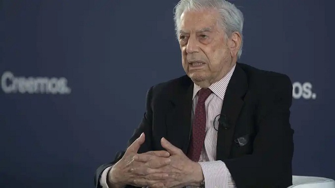 Vargas Llosa asegura que ordenó declarar sus ingresos sin excepción