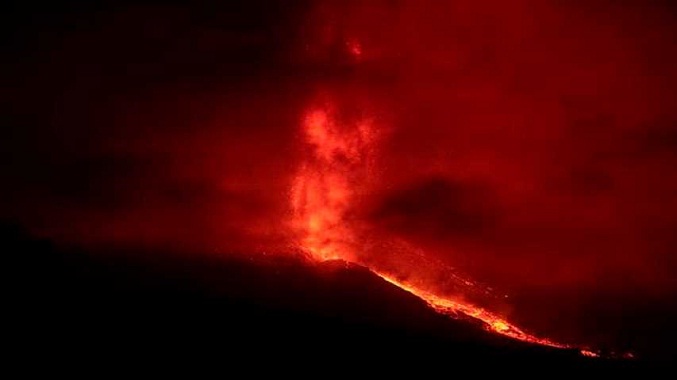 Volcán La Palma emite 250 mil toneladas de dióxido de azufre