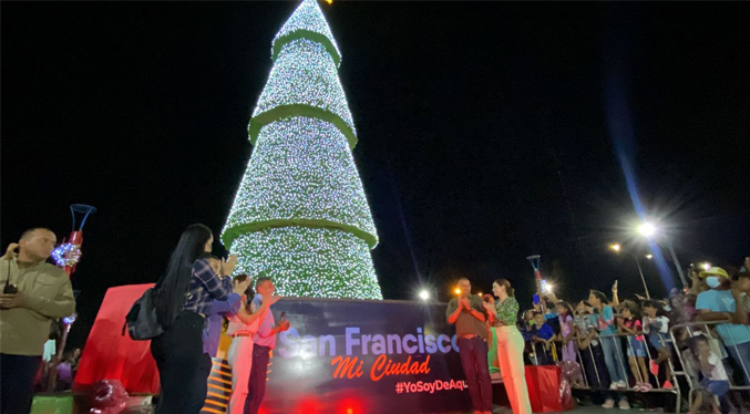 San Francisco da la bienvenida a la Navidad con el encendido de un árbol  (Video)