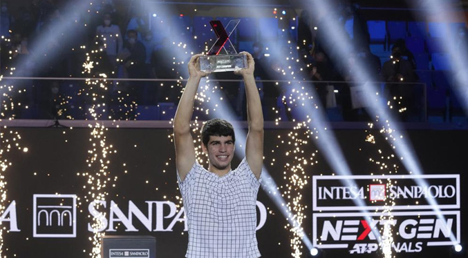 Alcaraz derrota a Korda y levanta el trofeo del Next Gen