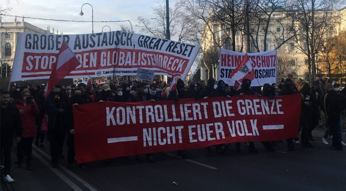 Miles de personas protestan en Viena contra el confinamiento y la vacunación obligatoria
