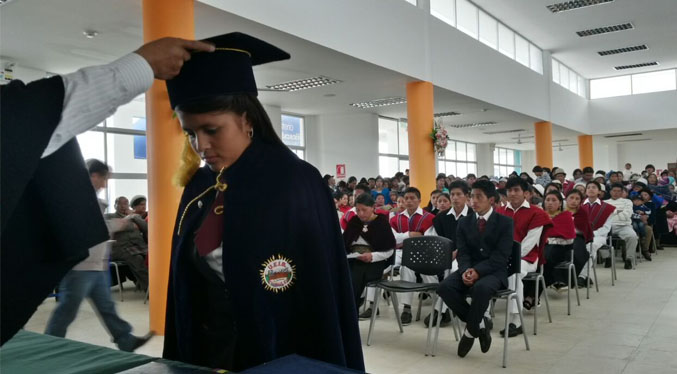 Venezuela lanza programa de bachillerato a connacionales en Ecuador