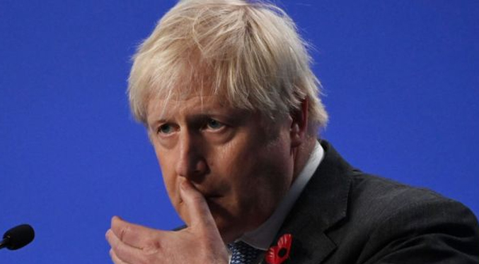 Boris Johnson regresa a Londres para defenderse por acusaciones de corrupción