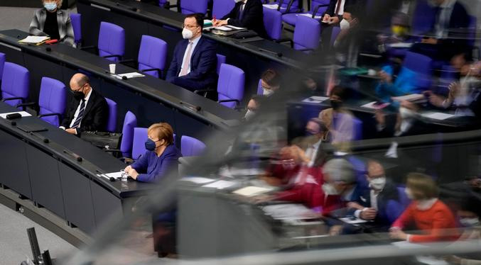 El Parlamento alemán aprueba un nuevo marco legal para combatir la pandemia