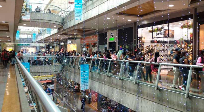Centros comerciales presentan alta afluencia de personas por el Black Friday
