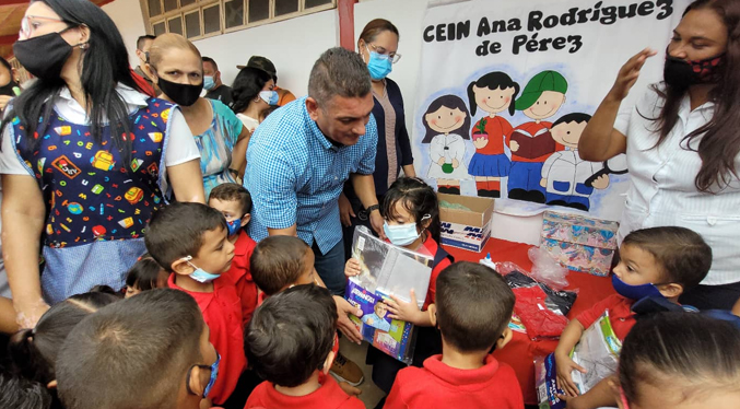 Dirwings Arrieta dota a niños de CEI Ana Rodríguez de Pérez de kits escolares