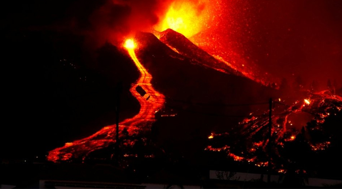La erupción del volcán La Palma está desviando los cauces de agua