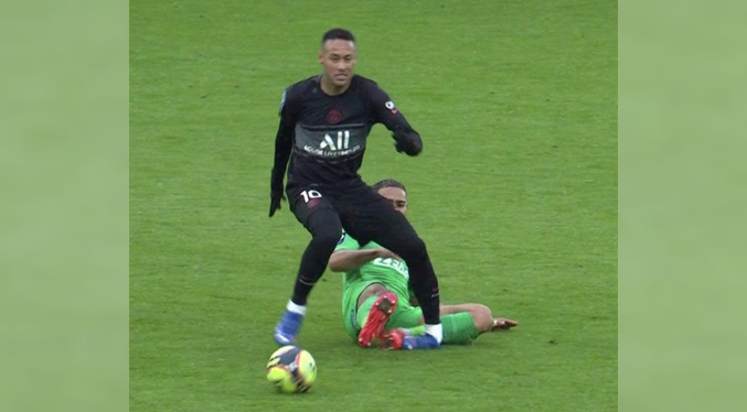 Neymar sufre peligrosa lesión y sale del partido en camilla