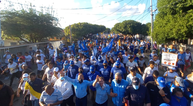 Manuel Rosales y Liz María Márquez caminan en Machiques